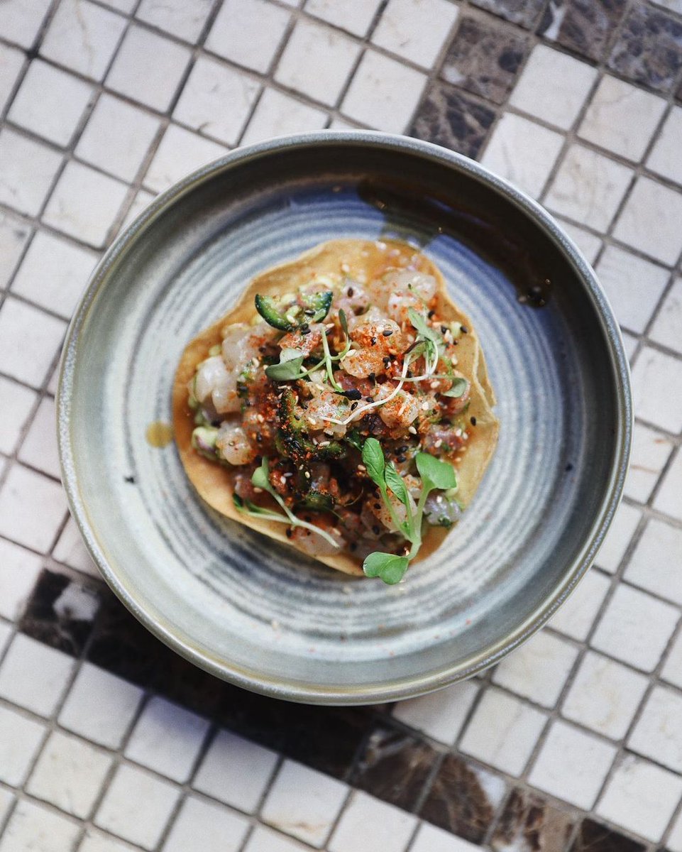 FernandoTrocca's tweet photo. De Sucre London, inspiración: tostada de corvina, soja, lima, sésamo, palta.
Muchas veces comparto ver fotos de platos me sirve para improvisar, tomar ideas y resolver comidas en casa. Ojalá les sirva, como a mí.
#FernandoTrocca #TroccaMundo #SucreLondon #recetas #inspiración https://t.co/e3YqBiuWjC