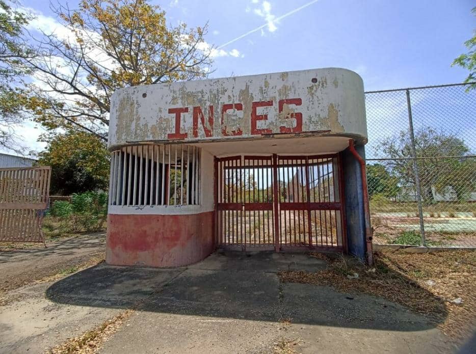 somosnoticiacol's tweet photo. ¡SIN REPUESTA! Consternación en la Costa Oriental del Lago por desvalijamiento y destrucción total de la infraestructura del Inces del municipio Lagunillas - https://t.co/zUUa0xpEa2 abril, 2022 https://t.co/Pn4imOAelv