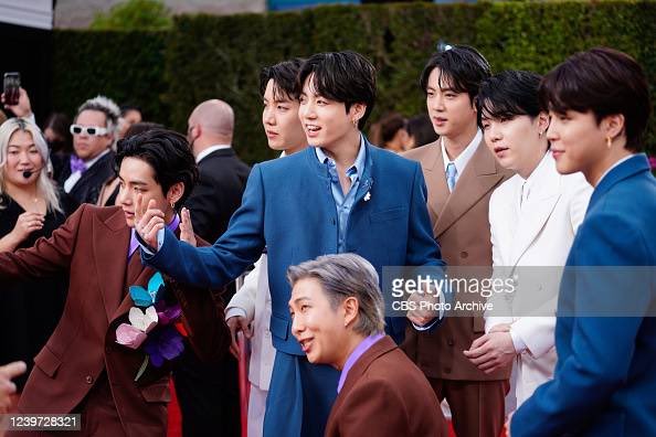 UB_Midias's tweet photo. [THREAD] Fotos em HD do Bangtan no Red Carpet do #GRAMMYs 2022

*Obs: essa thread será atualizada conforme as fotos de todos os membros forem surgindo!

🦁 @BTS_twt (📸:Getty Images) https://t.co/Oa2IBHOSfz
