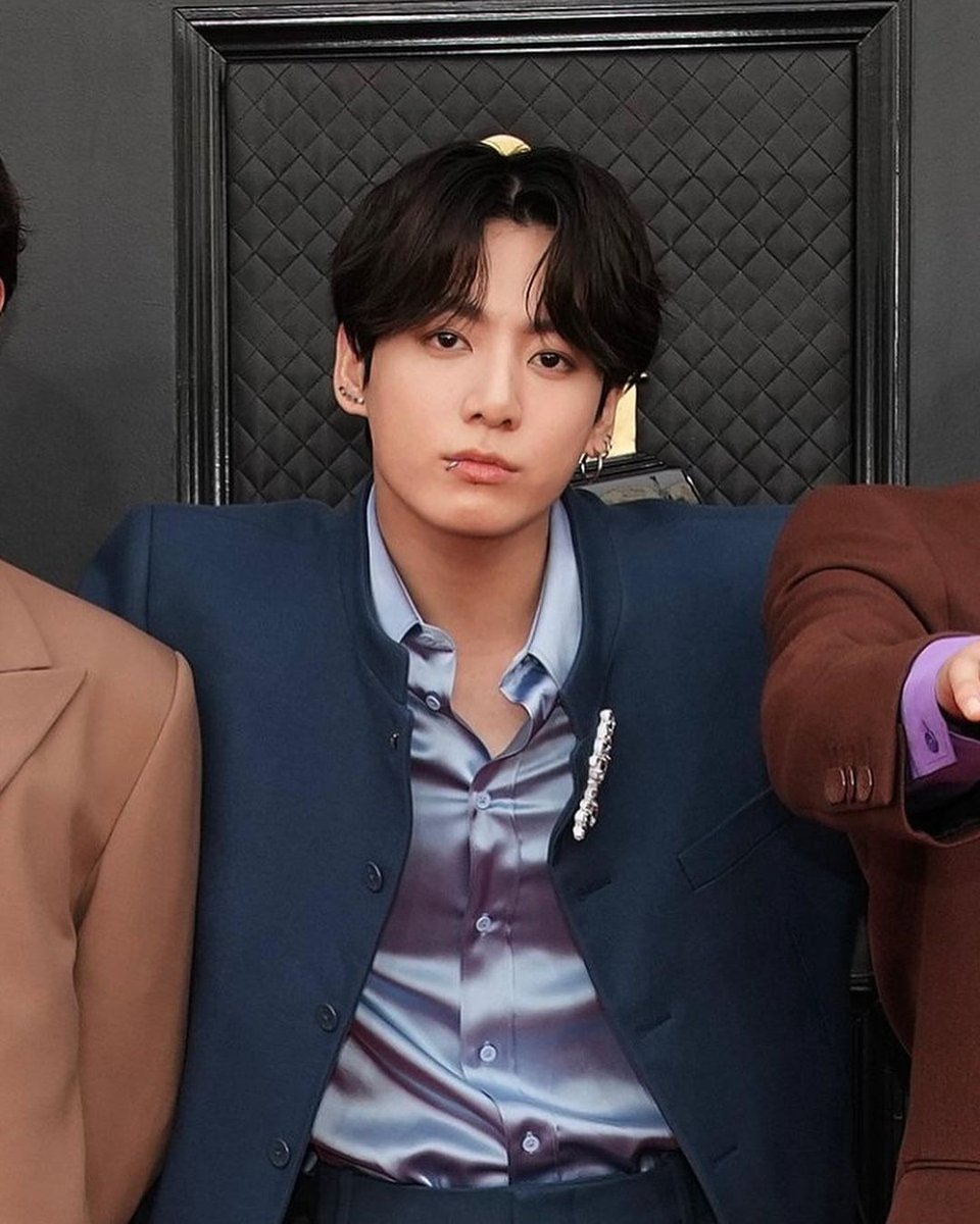 JUNGKOOK FREAKING WORE A SILK SHIRT 