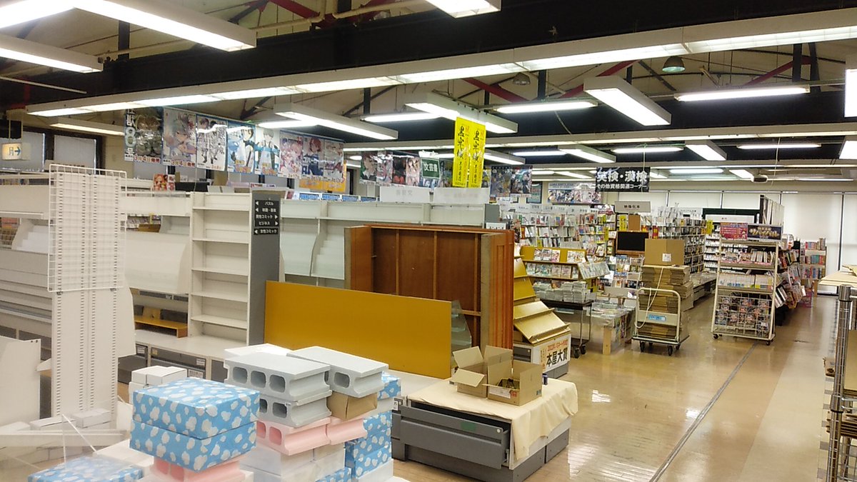 TSUTAYA_kitak's tweet photo. 4月4日
本来ならジャンプコミックの販売準備で忙しい日ですが,黙々と返本作業継続中💦

箱詰めがパズルみたいで楽しいのが唯一の楽しみ🧩 https://t.co/XjlaDaJqcU