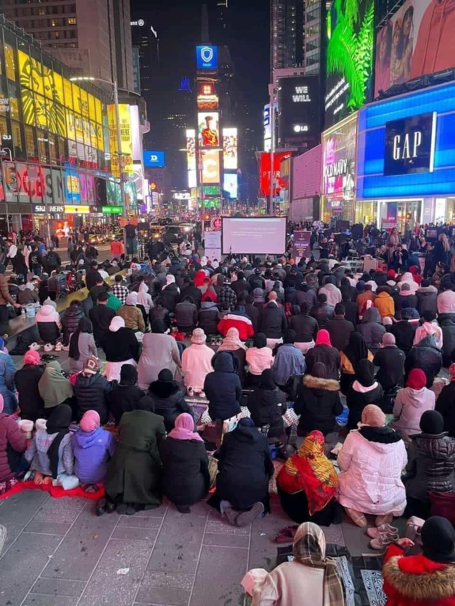 Ça fait Taraweeh à Time Square oklm pendant que nous on se fait filmer et humilier si on ose prier à l’abris des regards