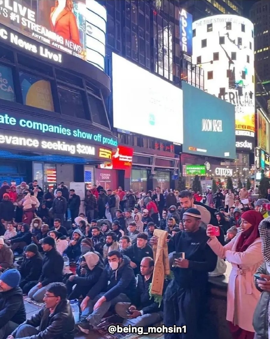 being_mohsin1's tweet photo. Ramadan prayer in the ❤heart of times square.. 😇 #Ramadan #prayar https://t.co/WiRgFO3Vvn