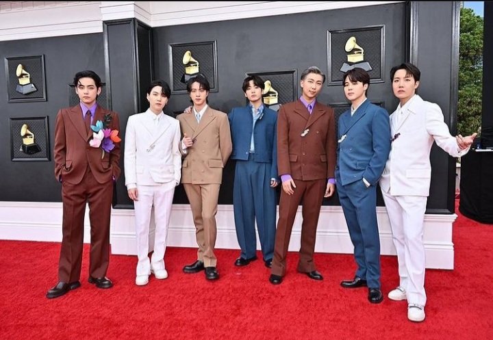 rafacantunes's tweet photo. 행운을 빌어요 여러분 🙏💜 오늘 이 상은 당신의 것입니다 BTS 🥳👏🎉 @BTS_twt https://t.co/VNVNJWxn7p