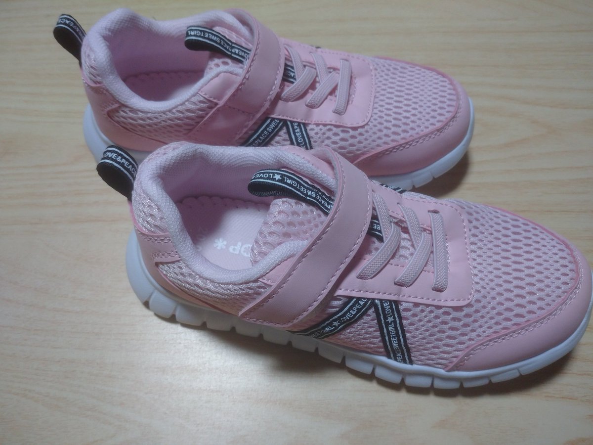 yuiai61455's tweet photo. 新学期が始まるので、ここ数日、娘と一緒に靴探し👟
最近特に好みがはっきりしてきたので、勝手には決められない😅
やっと気に入ったものが見つかり、ホッ🤭
ついでに、仕事用の自分の靴も購入😊
履き始めはいつにしよう…
そういうとこ、気にするほうです😂
#雨
#今日はやめよう
#CHOOP
#PLAYBOY https://t.co/KHUzQRbjdc