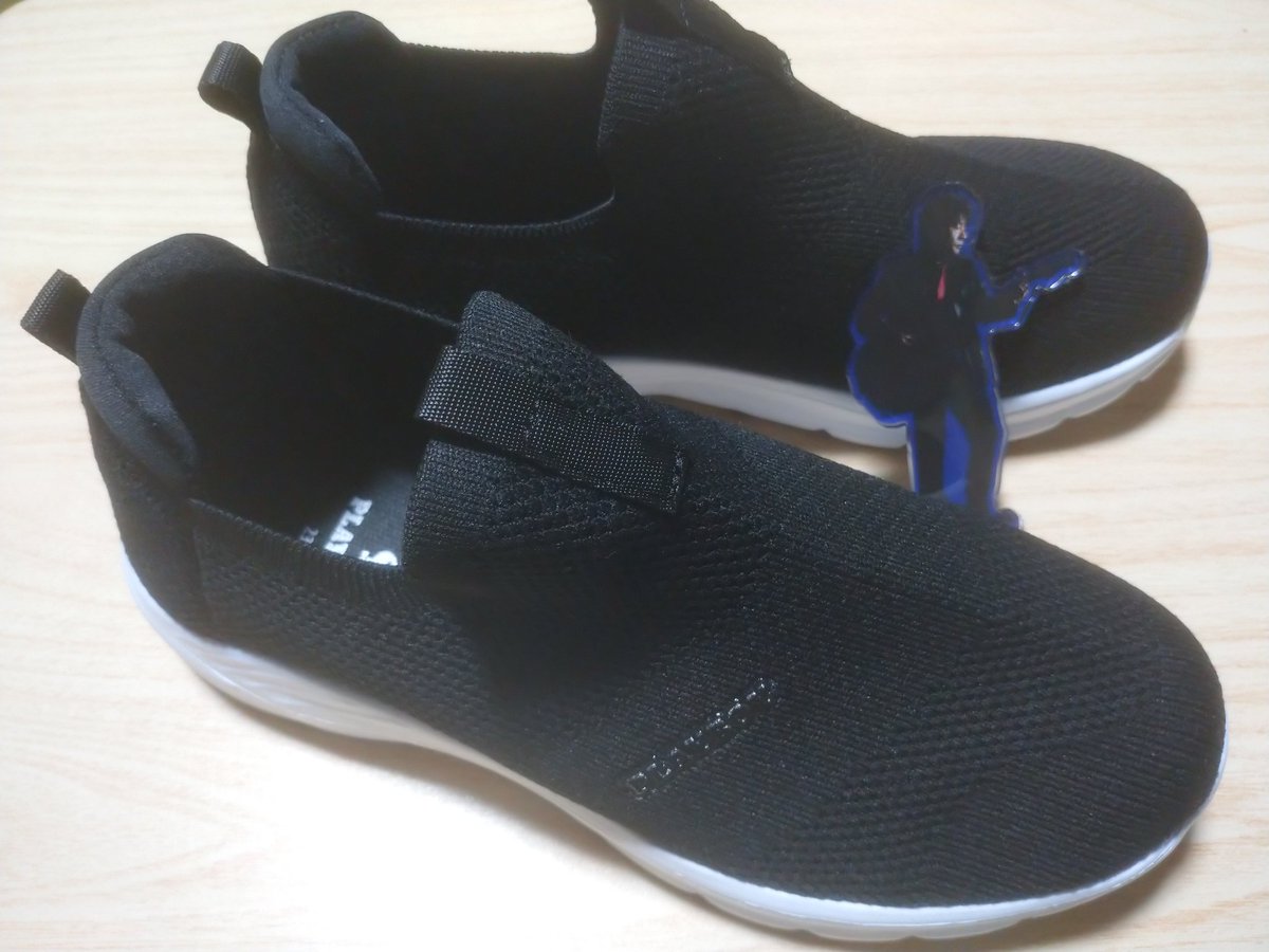 yuiai61455's tweet photo. 新学期が始まるので、ここ数日、娘と一緒に靴探し👟
最近特に好みがはっきりしてきたので、勝手には決められない😅
やっと気に入ったものが見つかり、ホッ🤭
ついでに、仕事用の自分の靴も購入😊
履き始めはいつにしよう…
そういうとこ、気にするほうです😂
#雨
#今日はやめよう
#CHOOP
#PLAYBOY https://t.co/KHUzQRbjdc