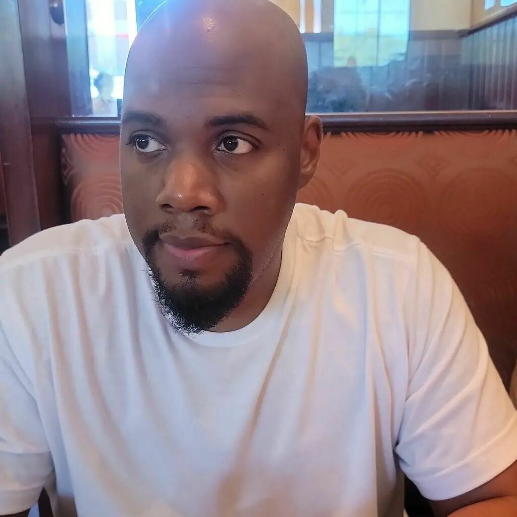 jonesonthebeat1's tweet photo. If you're saying something to a music producer and we're looking like this... We ain't listening... There's a melody going off in our head. 💯🤷🎶,
#alwayscreating #Musician #Musicproducer #producingmusic #producerlife #beatmakers #musicmelodies #musict… https://t.co/POqB8dx8Ro https://t.co/BATDq5Grrt