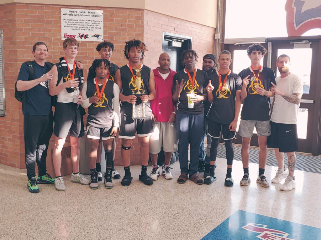 TheOkcCobras's tweet photo. 1st championship of 2022!! @DavisSpencer Hits Game Winning 3 at the buzzer to win the Championship 👏👏 Proud of their efforts @Lan1on @michaelvanlear @OryGaul4 https://t.co/iD7WIiwdNi
