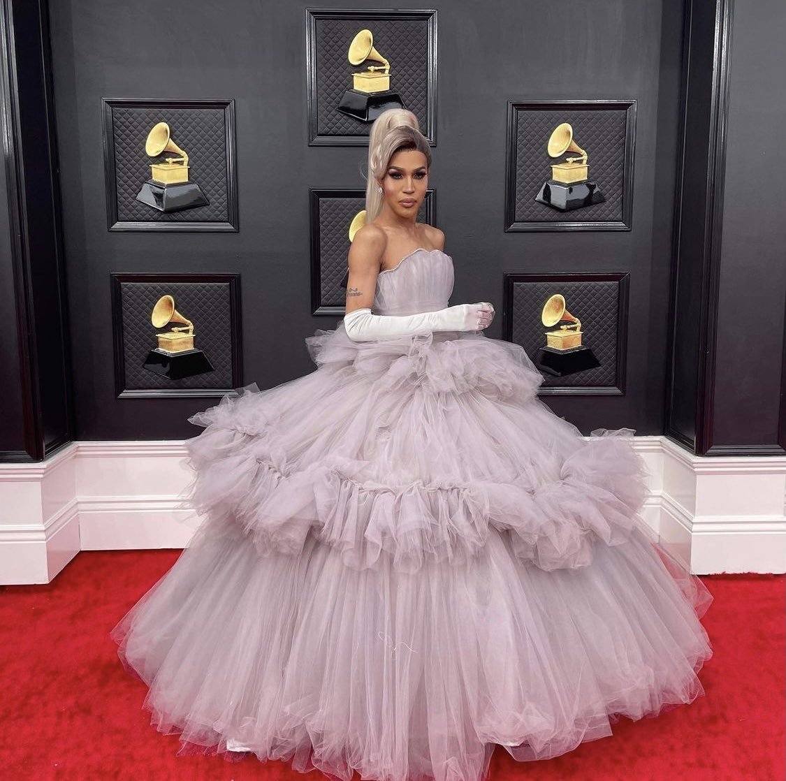 A estrela de Drag Race, Trinity K. Bonet, prestou tribuno à Ariana na red carpet dos #GRAMMYs ✨