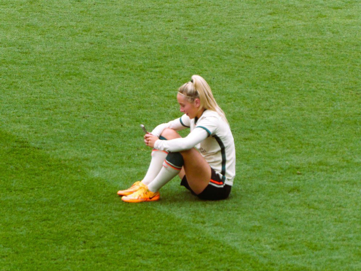2gethertuneless's tweet photo. Celebration time 🍾
A few to sign off with.
📸 2gethertuneless
#LFCW #LFC #LFCWomen #LiverpoolFCW #LFCFamily #YNWA #UPTHEREDS #2gethertuneless #OperationPromotion #OnePointIsAllItTakes #FAWCChampions #BackWhereWeBelong https://t.co/6e05dq974V