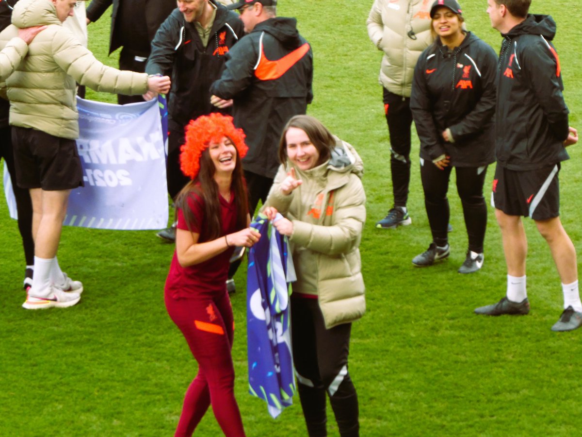 2gethertuneless's tweet photo. Celebration time 🍾
A few to sign off with.
📸 2gethertuneless
#LFCW #LFC #LFCWomen #LiverpoolFCW #LFCFamily #YNWA #UPTHEREDS #2gethertuneless #OperationPromotion #OnePointIsAllItTakes #FAWCChampions #BackWhereWeBelong https://t.co/6e05dq974V