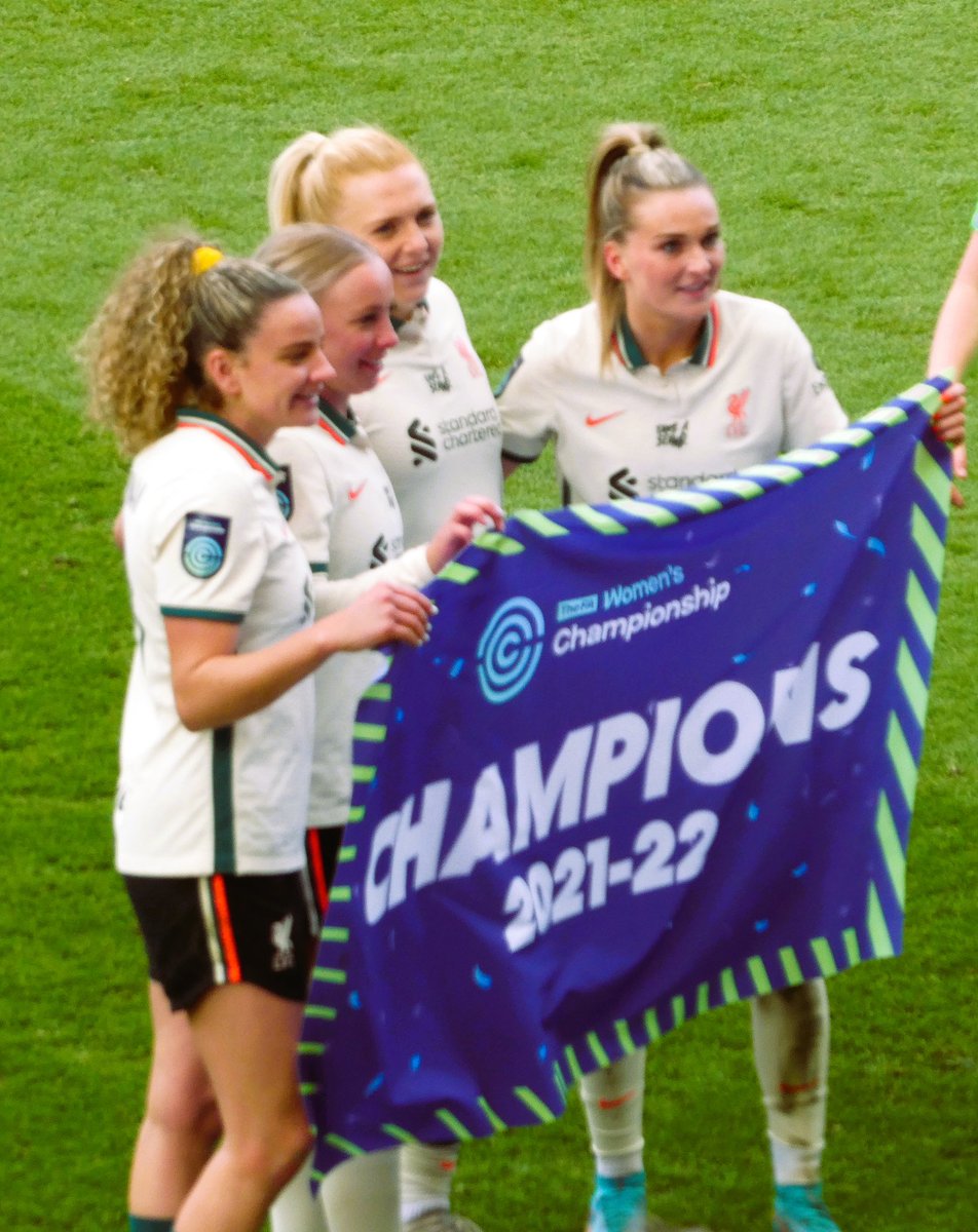 2gethertuneless's tweet photo. Celebration time 🍾
A few to sign off with.
📸 2gethertuneless
#LFCW #LFC #LFCWomen #LiverpoolFCW #LFCFamily #YNWA #UPTHEREDS #2gethertuneless #OperationPromotion #OnePointIsAllItTakes #FAWCChampions #BackWhereWeBelong https://t.co/6e05dq974V