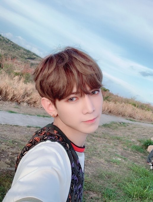 ltstwilight's tweet photo. Miren como me escapo de mi cueva para decir que 
@swordsfiles es la nueva obsesión que tengo, pues este debut me tiene #𝕷iving𝑙ikeA𝒇low𝕖r que florecerá cuando me canten Gashina en el mejor evento del mundo 🌸 #𝔈lektra𝐡as𝕓loomed.

✦ 𝓜𝚊𝚐𝚒𝚌 🪄 #𝐒ATURN ₊⊹˚ https://t.co/0kxC2LFgNp