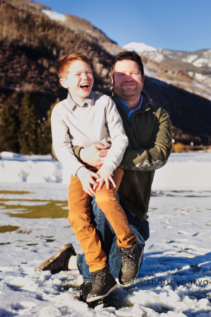 shotsbynakya's tweet photo. I got some GREAT photos of one of my fav families! 🥰😍

Colorado was gorgeous &amp; I have to get back soon! (especially bc it was too cold to get any landscape photos ☃️❄️🥶)

📷: #shotsbynakya 

#loveisintheair #familyphotos #familyphotography #vailcolorado #travelingphotographer https://t.co/I281DT0hSx