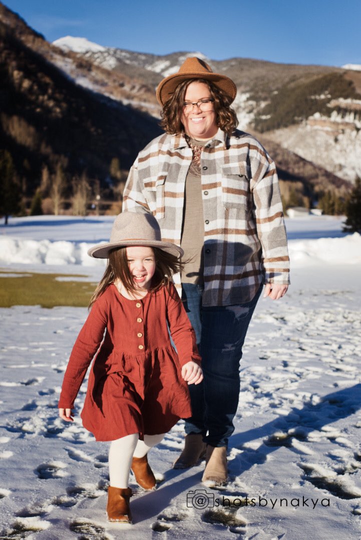 shotsbynakya's tweet photo. I got some GREAT photos of one of my fav families! 🥰😍

Colorado was gorgeous &amp; I have to get back soon! (especially bc it was too cold to get any landscape photos ☃️❄️🥶)

📷: #shotsbynakya 

#loveisintheair #familyphotos #familyphotography #vailcolorado #travelingphotographer https://t.co/I281DT0hSx