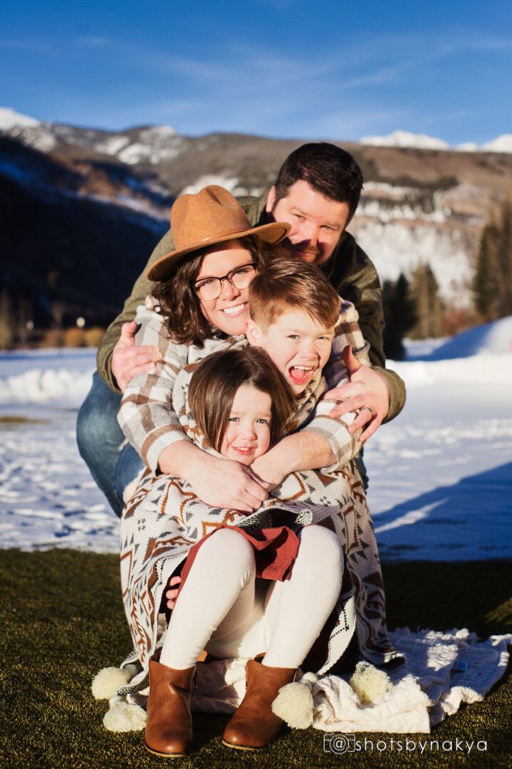 shotsbynakya's tweet photo. I got some GREAT photos of one of my fav families! 🥰😍

Colorado was gorgeous &amp; I have to get back soon! (especially bc it was too cold to get any landscape photos ☃️❄️🥶)

📷: #shotsbynakya 

#loveisintheair #familyphotos #familyphotography #vailcolorado #travelingphotographer https://t.co/I281DT0hSx