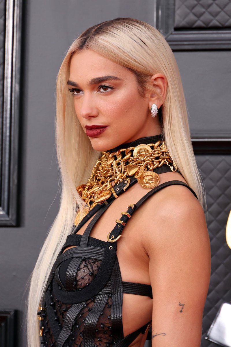 dourrypics's tweet photo. SHE'S HOTTER THAN HELL #GRAMMYs https://t.co/hcvxSokZJC
