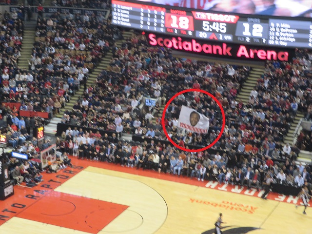 Black_1109's tweet photo. #NBA75 #WeTheNorth #KLowinTO ラウリーもスリーを決めてきた。今となってはなつかしいね、ラウリーフラッグ https://t.co/rwgy7UwbyS