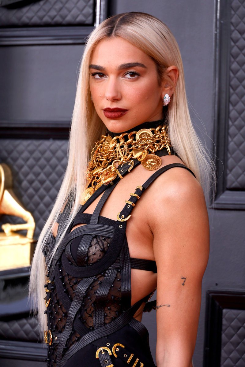 DUASBEST's tweet photo. she is the moment #GRAMMYs https://t.co/RTc2k1C3NR