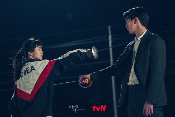 ZAVEZONE_'s tweet photo. จบแล้วสำหรับตำนานรักนักดาบสาวกับคุณนักข่าว เป็นซีรี่ย์ที่เรียลมาก ถ้าเป็นเรื่องอื่นคงจบแบบ happy ending นาฮีโดกับแพคอีจินคบกันแต่งงานกัน แต่นี่ก็จบ happy ending ในแบบที่ไม่ได้สมหวังในรักแรก ต่างฝ่ายก็ happy ในแบบที่ตัวเองเลือกแล้ว 
#TwentyFiveTwentyOne #รีวิวซีรี่ย์เกาหลี https://t.co/RxSRpaQeeH