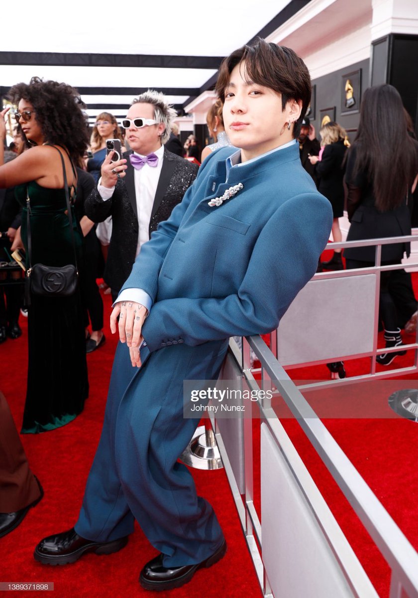 MadeKookie's tweet photo. #GRAMMYsTNT #bts This dude in the back is everywhere.. Please vote and reply #army #bts https://t.co/pJ4mufslJ5