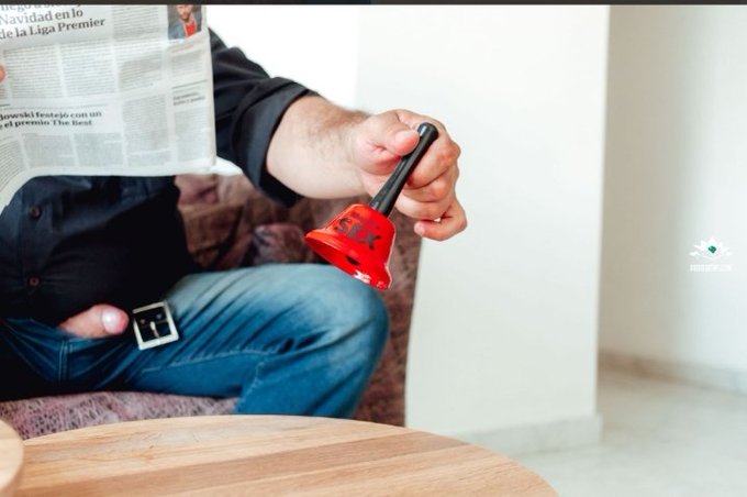 MUCAMITA EN SERVICIO ANAL. Fue aprop&oacute;sito que ella volc&oacute; el caf&eacute; en la bandeja. Pura excusa para ofrecer