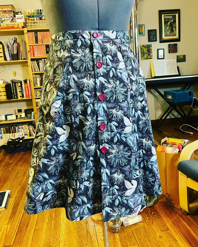 LeafyMiri's tweet photo. I’ve finally learned how to sew buttonholes, which means…button skirt!!
Fabric: @freespiritfabrics Passiflora in silver
Pattern: @closetcorepatterns Fiore Skirt
#sewistsofinstagram #handmadeclothing #closetcorepatterns #fioreskirt #freespiritfabrics https://t.co/3T4CCrf6MT https://t.co/vVi8gdTibN