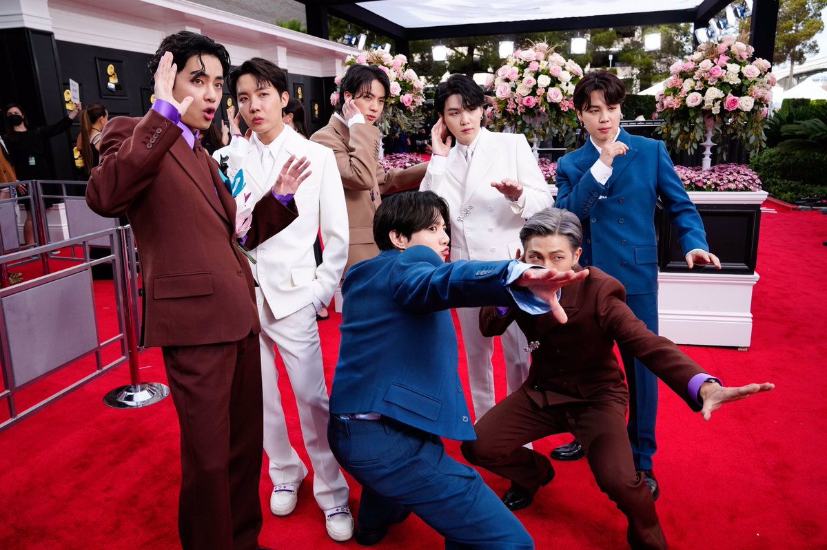 jmygmochis's tweet photo. Tenemos una votación en vivo, si ven este tweet den RT y comenten por separado GO GO GO. 💜🫰🏻

•FANCHAT 
•5 CANCIONES DE BTS 
•5 COLORES 

+ #GRAMMYsTNT #BTS https://t.co/UV0XRAeEVU