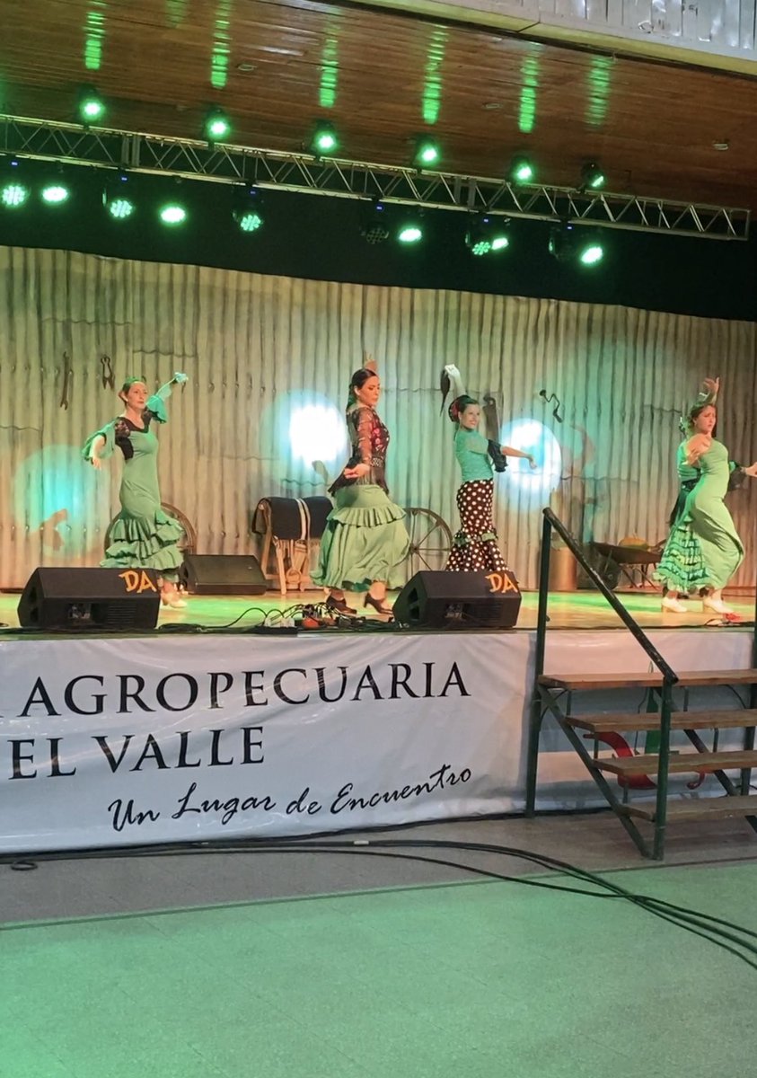 ColinirEma's tweet photo. Hoy, visitando la muestra Agropecuaria de Gaiman.
Junto a #DarioJames, #DorisThomas y @sergiodramon
El Estado Nacional acompañando con stand de INTA y ANSES. @FischerNicolasF 
#Gaiman
#VIRCH https://t.co/fnSQ79mp2O