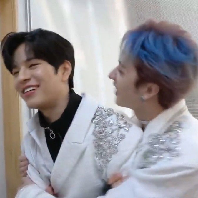 chisito_o's tweet photo. seungchan au 

donde ksm es streamer y youtuber famoso, y chn, su novio en secreto, lo besa pensando que estaba grabando un vídeo pero en realidad estaba en directo con miles de viewers https://t.co/TKXntQWu7K