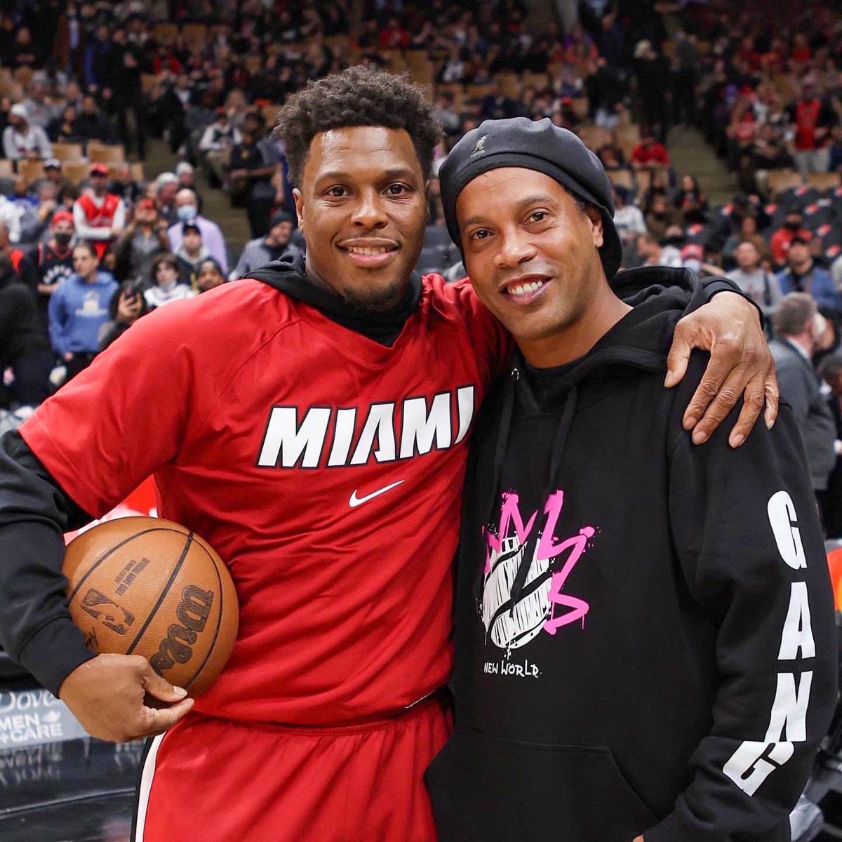 B24Dunk's tweet photo. Ronaldinho Gaúcho esteve presente no regresso de Kyle Lowry a Toronto. https://t.co/ZzKxZ7tDWt