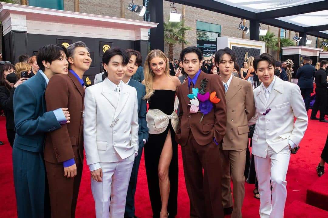 min131018's tweet photo. BTS with Kelsea Ballerini 🤗 https://t.co/aLo7BdkLSh