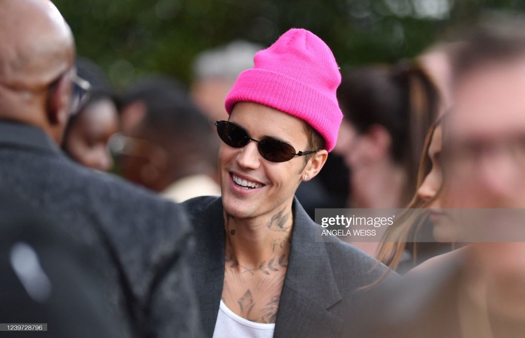 BMBRbackup's tweet photo. Justin e Hailey Bieber no red carpet no #GRAMMYs 2022. https://t.co/PJ7t2sqLCt