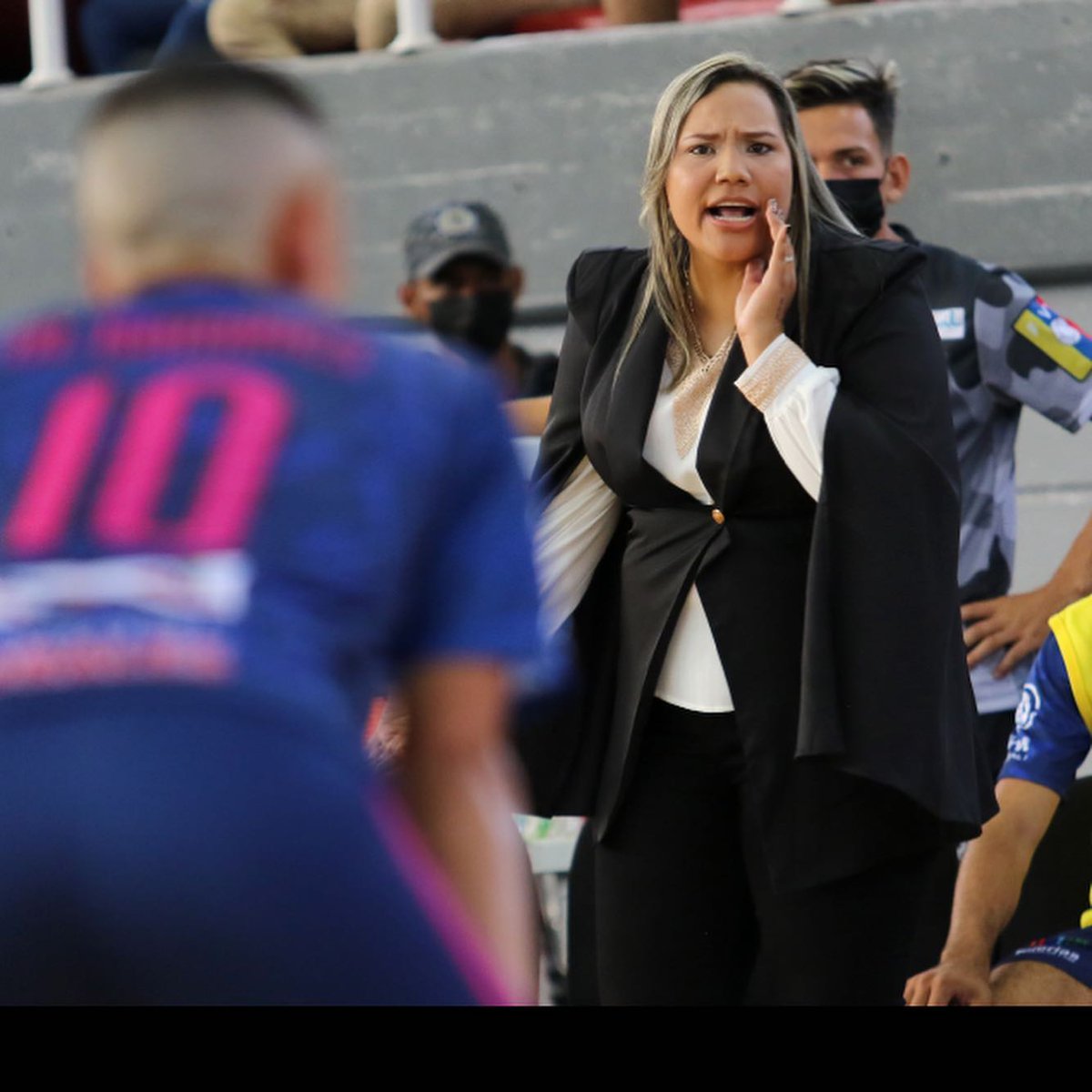 dasilvafutsal's tweet photo. Por primera vez en el Futsal profesional 🇻🇪 una mujer dirigió desde el banquillo el accionar de un equipo élite.

Oriana González, "La Domadora", ha hecho historia desde el la banca de Tigres y le auguramos mucho éxito en su carrera. Que su ejemplo sirva para motivar a muchas. https://t.co/D6i3RqVwPo