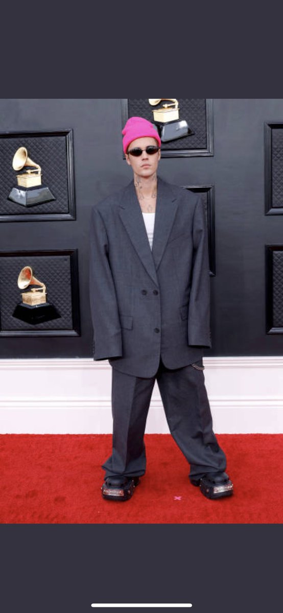 em_sully_'s tweet photo. Don’t ask me to explain it, but Justin’s outfit reminds me of Kanye #GRAMMYs https://t.co/Y47RIfX1uQ