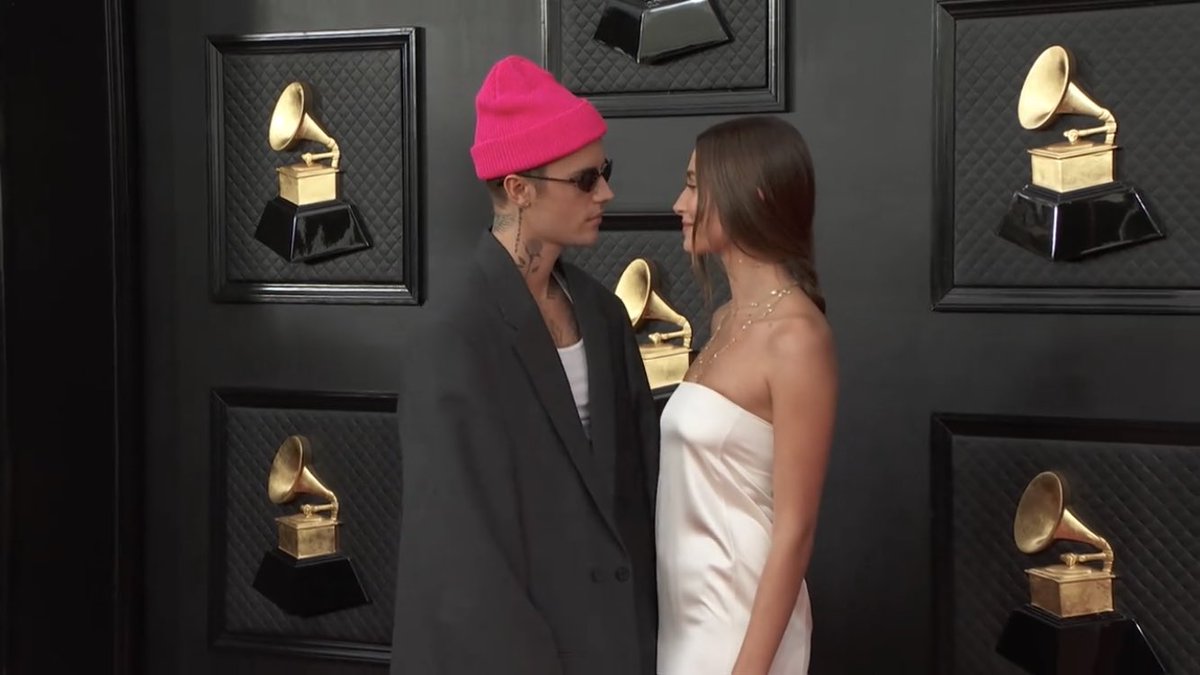 feelshoIy's tweet photo. hailey bieber dime qué se siente ser la favorita de dios. #GRAMMYs https://t.co/9fZHCDxT8Z