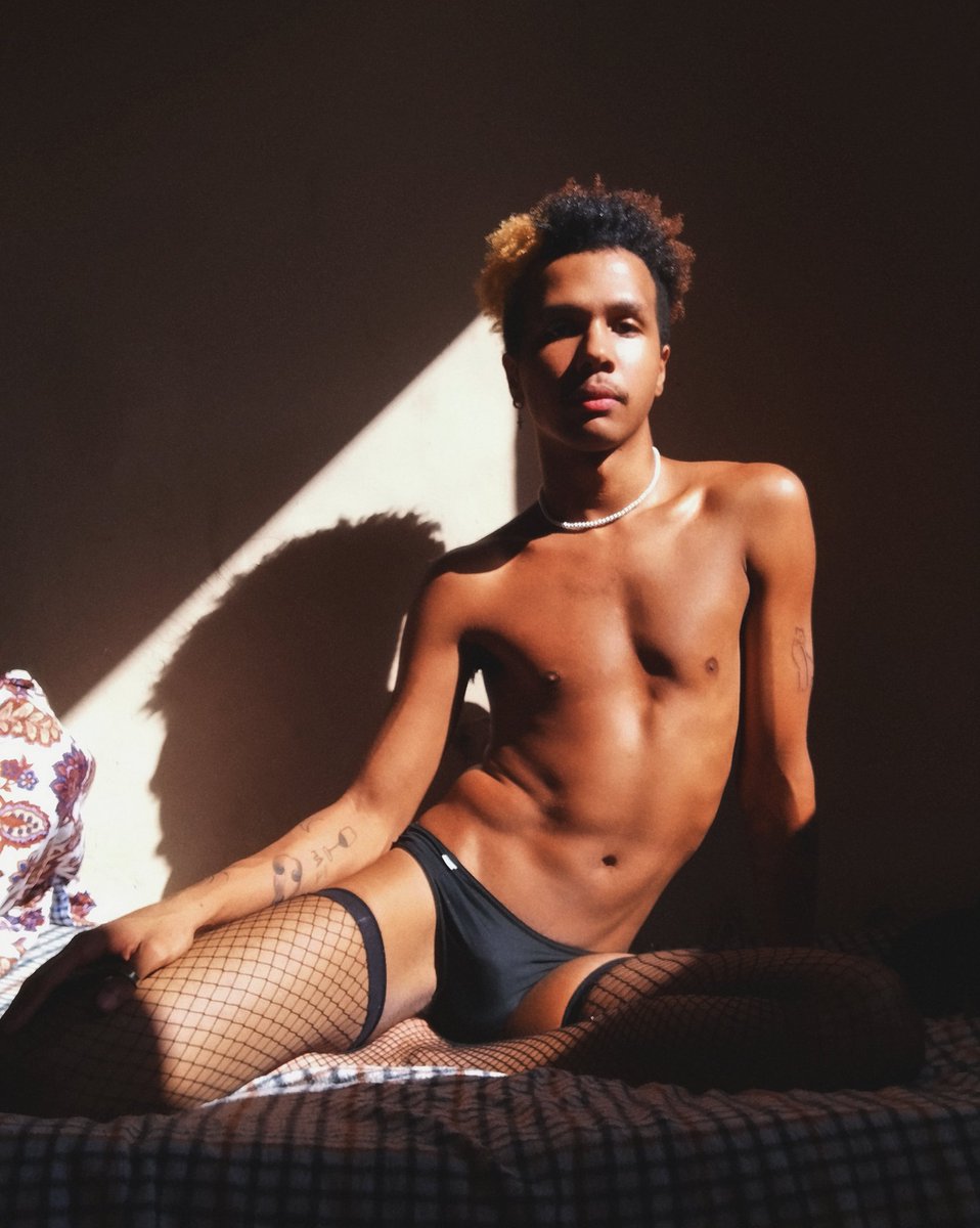 afrodiel's tweet photo. Falei que tava com vontade de tirar umas fotinhas assim, e no fim eu tirei mesmo 🗣️🥵 #simplesmenteLGBTQ https://t.co/WAnyr6aJRa