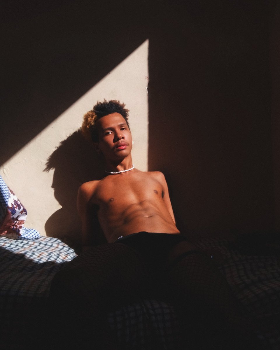 afrodiel's tweet photo. Falei que tava com vontade de tirar umas fotinhas assim, e no fim eu tirei mesmo 🗣️🥵 #simplesmenteLGBTQ https://t.co/WAnyr6aJRa