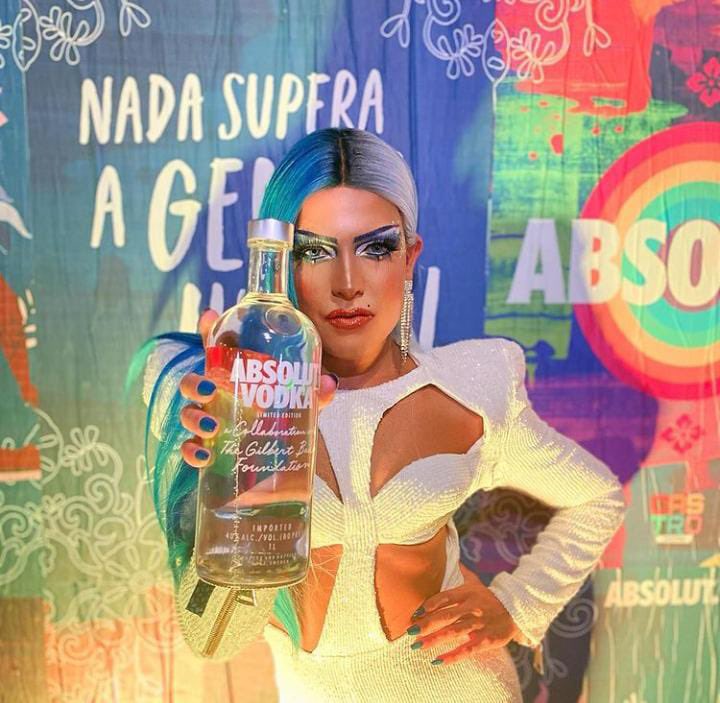jadeodara's tweet photo. Não precisamos mais IMAGINAR. Estamos JUNTOS! Que delícia VIVER! @absolutbrasil 
.
.
.
#Absolut #absolutbrasil #SDDSREAL #NadaSuperaAGenteJunto #festivalcastro #dragqueen #publi
#BebaComModeração
Não compartilhe com menores de 18 anos. https://t.co/nEqX6TvRnY