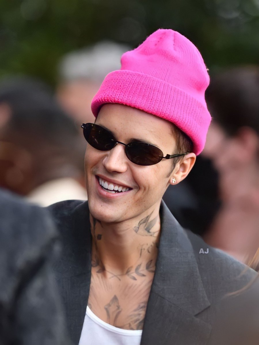 JUSTIN BIEBER