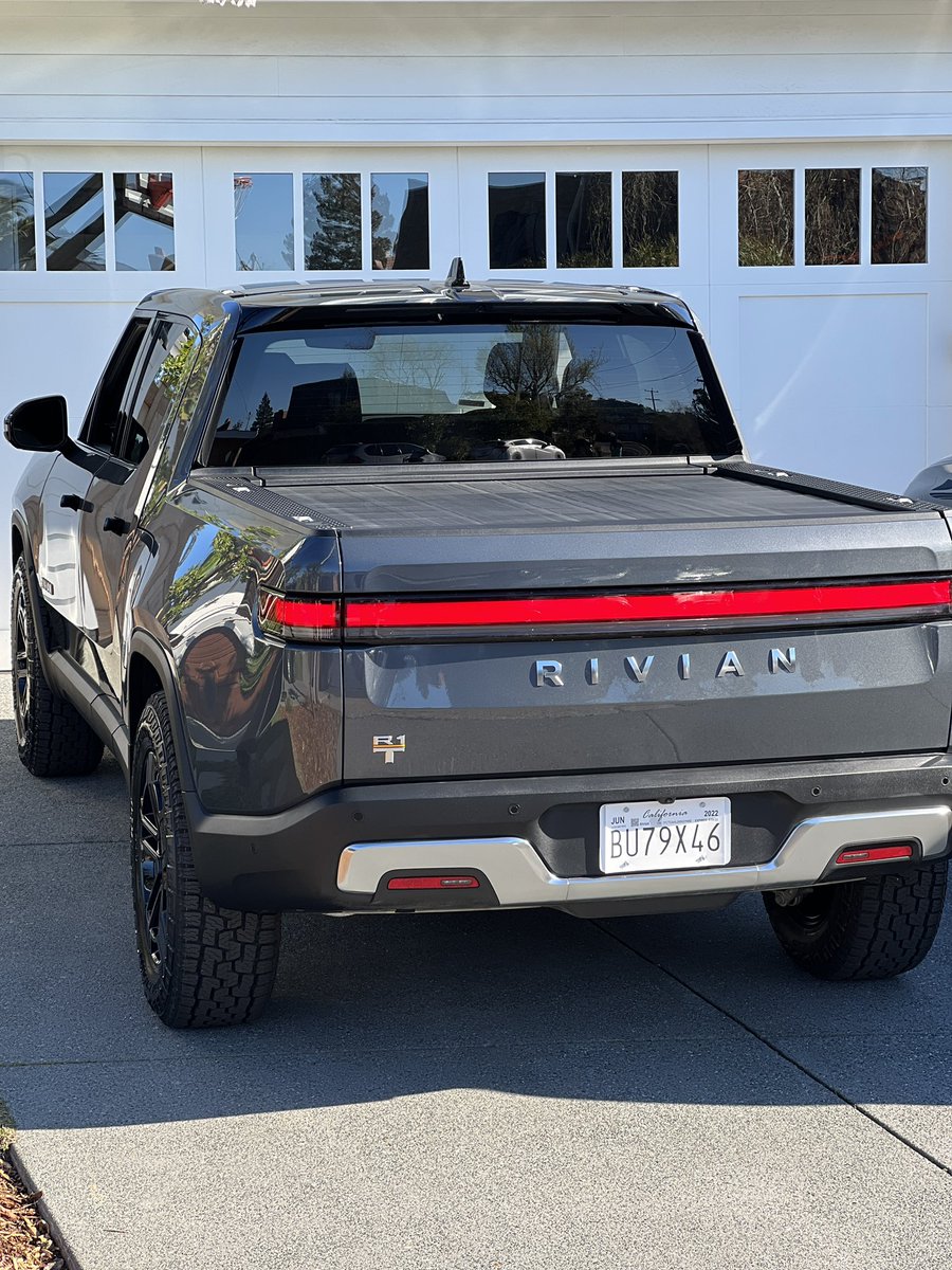 brettbarash's tweet photo. @cbaccus @Rivian My neighbor just got one, pretty amazing. https://t.co/o0f4CLABN4