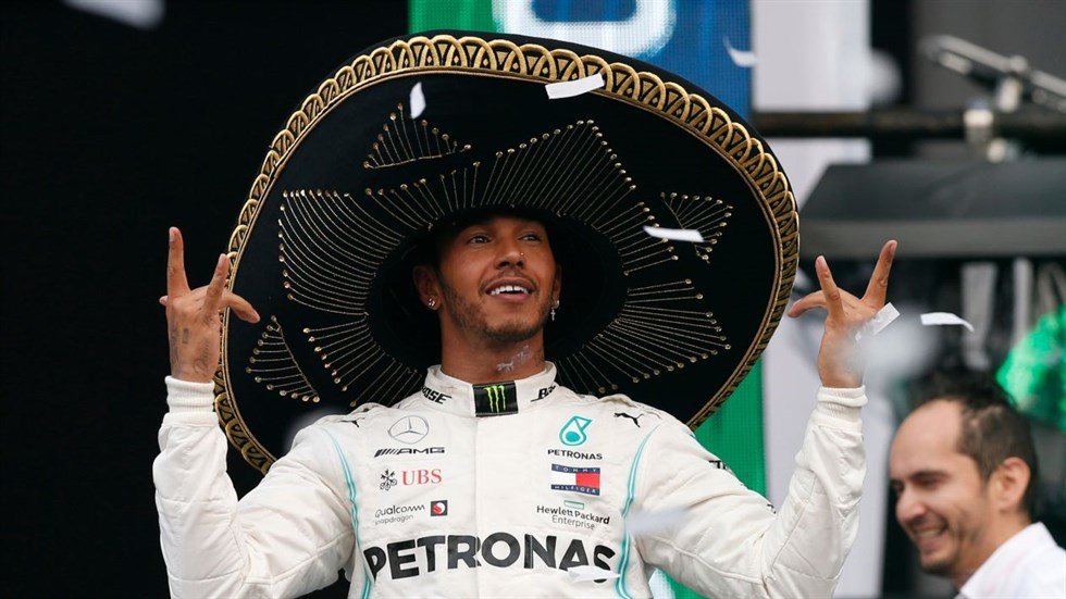 Formula1Verse's tweet photo. E LÁ VEM ELE, @HamiltonF1v  VENCE A CORRIDA AQUI NO MÉXICO CRUZANDO LADO A LADO COM @ChecoPerezF1V QUE EU NÃO SEI COMO MAS TIROU 3 SEGUNDOS NAS ÚLTIMAS 10 VOLTAS

@DaCostaF1V FECHA O PÓDIO DESSA BELA CORRIDA

@sainzF1v QUASE PASSA @nasrf1v MAS TERÁ QUE SE CONTENTAR COM UMA P6 https://t.co/9eg2mJzhKq
