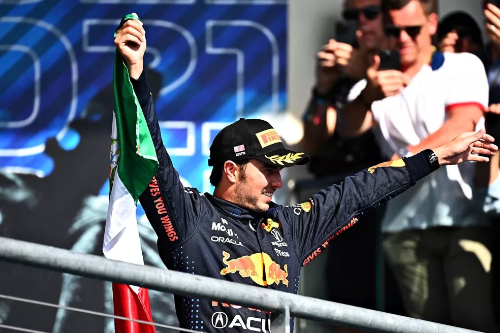 Formula1Verse's tweet photo. E LÁ VEM ELE, @HamiltonF1v  VENCE A CORRIDA AQUI NO MÉXICO CRUZANDO LADO A LADO COM @ChecoPerezF1V QUE EU NÃO SEI COMO MAS TIROU 3 SEGUNDOS NAS ÚLTIMAS 10 VOLTAS

@DaCostaF1V FECHA O PÓDIO DESSA BELA CORRIDA

@sainzF1v QUASE PASSA @nasrf1v MAS TERÁ QUE SE CONTENTAR COM UMA P6 https://t.co/9eg2mJzhKq