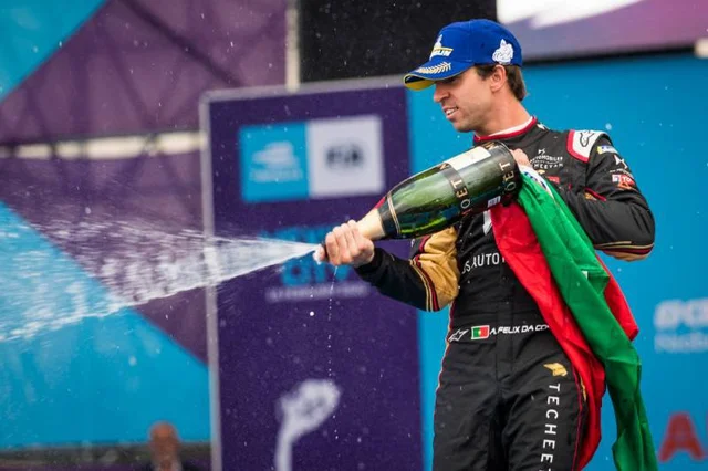 Formula1Verse's tweet photo. E LÁ VEM ELE, @HamiltonF1v  VENCE A CORRIDA AQUI NO MÉXICO CRUZANDO LADO A LADO COM @ChecoPerezF1V QUE EU NÃO SEI COMO MAS TIROU 3 SEGUNDOS NAS ÚLTIMAS 10 VOLTAS

@DaCostaF1V FECHA O PÓDIO DESSA BELA CORRIDA

@sainzF1v QUASE PASSA @nasrf1v MAS TERÁ QUE SE CONTENTAR COM UMA P6 https://t.co/9eg2mJzhKq