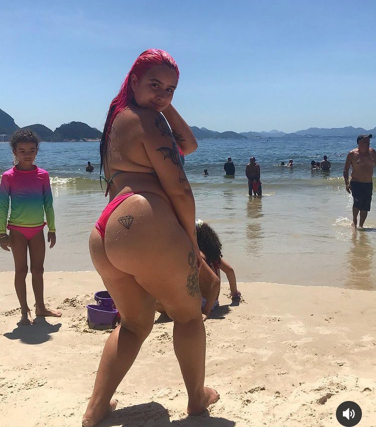 donafera01's tweet photo. A menina simplesmente saiu disso//////////////:://:/:///// pra isso https://t.co/2OgujuYv5w