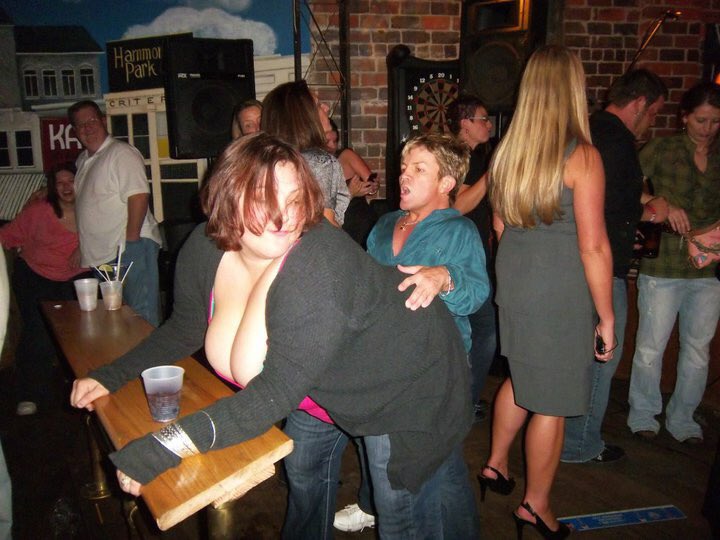 Last night while I was out enjoying the scenery of beautiful Lake Anna, I stopped by a local establishment for a nice cold refreshment and to my utter disbelief experienced this picture below. I just hope that the St. V Elf made it home ok! #BarbertonAgainstTheWorld #Elf #StVStM