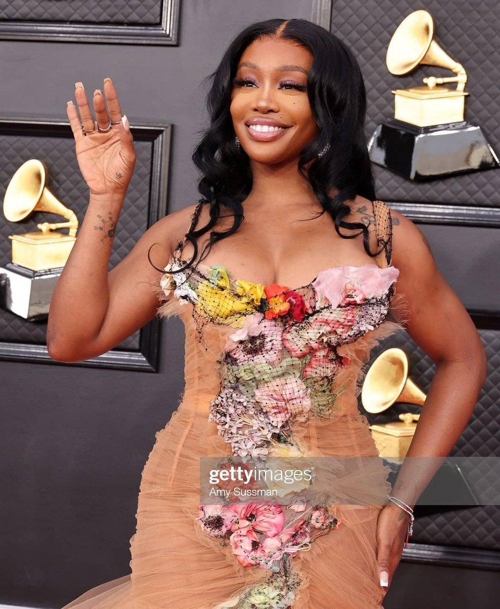 szabrs's tweet image. SZA acabou de chegar no #GRAMMYs 💐