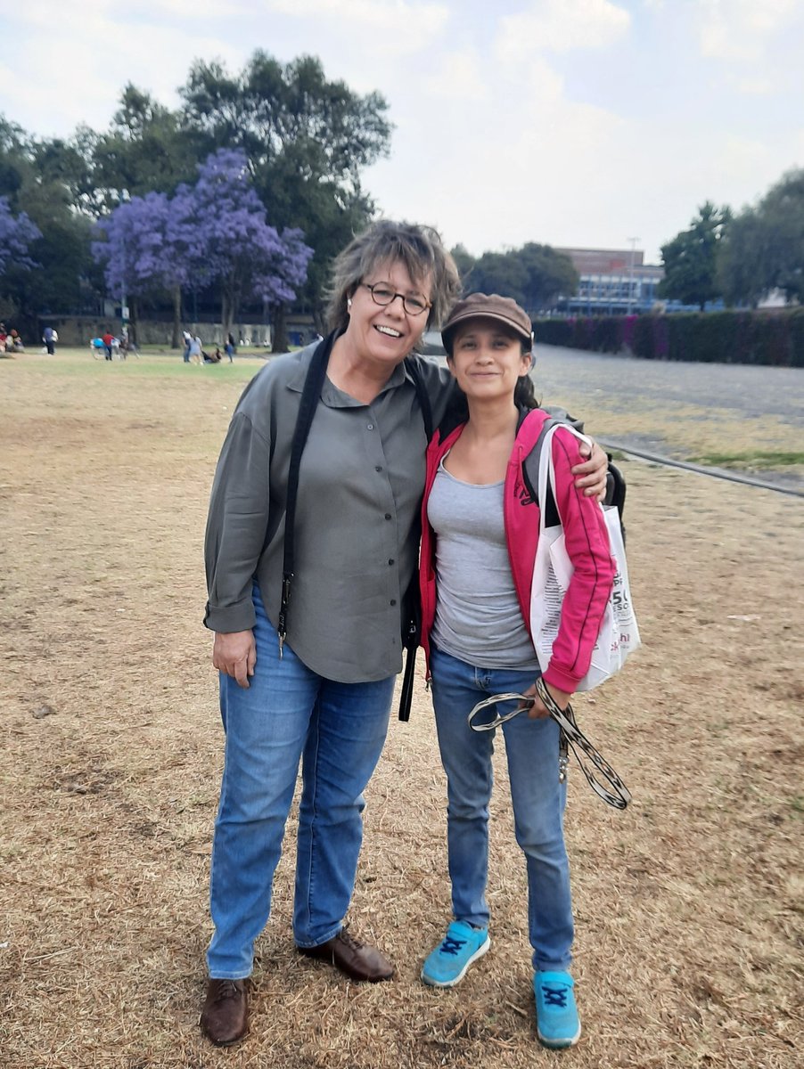 tuitgabit's tweet photo. ¡Oigan me acabo de encontrar a la maestra @warkentin y no saben lo buena onda que es! 😃 gracias por la foto!!
#FelizDomingo https://t.co/63SFlUVkLa