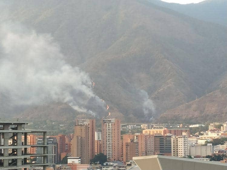 RCR750's tweet photo. sunepinparques2 IncendioForestal en El Avila se propaga hacia el Sector #EstriboDeDuarte Igualmente informamos que se escuentra #extraviado un ciudadano que salió del Sector Puerta Caracas hacia Picacho de Galipan a mitad de camino se perdió ya está activada la búsqueda. https://t.co/KeTnNWzjK8