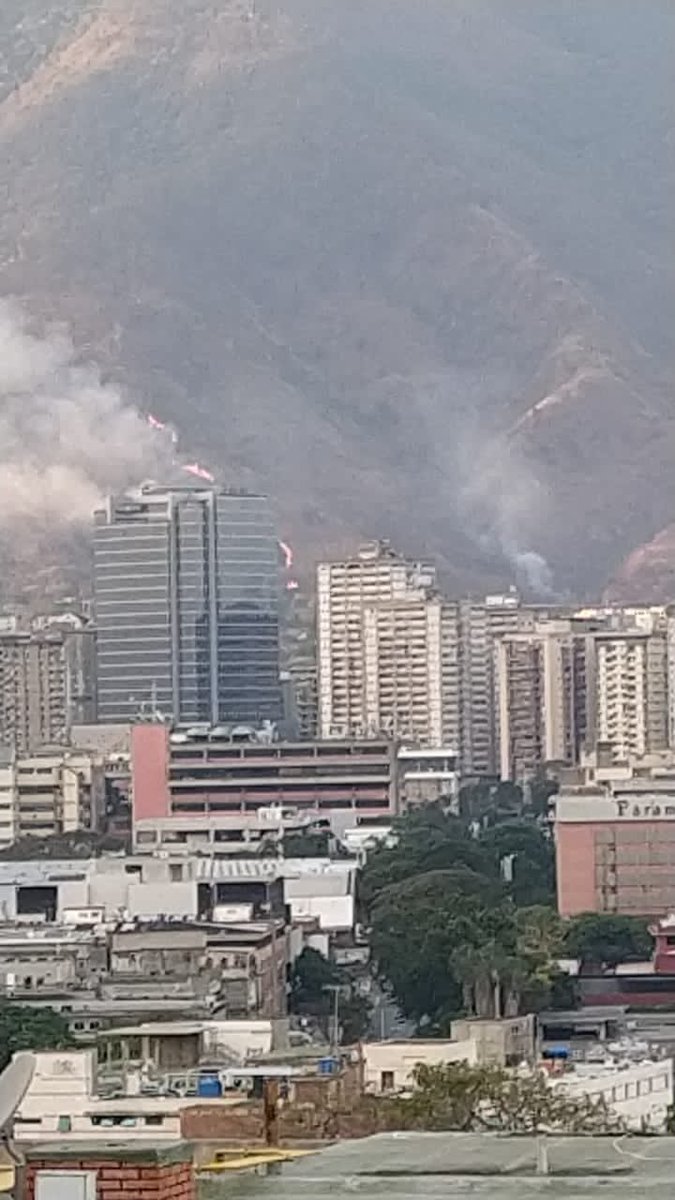 RCR750's tweet photo. sunepinparques2 IncendioForestal en El Avila se propaga hacia el Sector #EstriboDeDuarte Igualmente informamos que se escuentra #extraviado un ciudadano que salió del Sector Puerta Caracas hacia Picacho de Galipan a mitad de camino se perdió ya está activada la búsqueda. https://t.co/KeTnNWzjK8